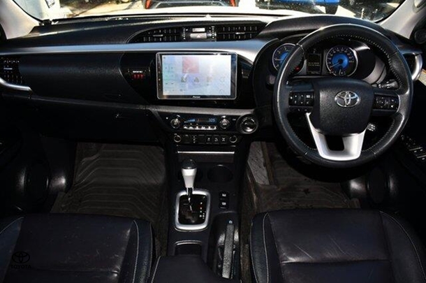 2018 Toyota Hilux SR5 image 6