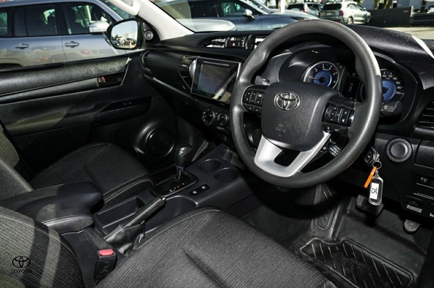 2019 Toyota Hilux 4x2 SR image 7