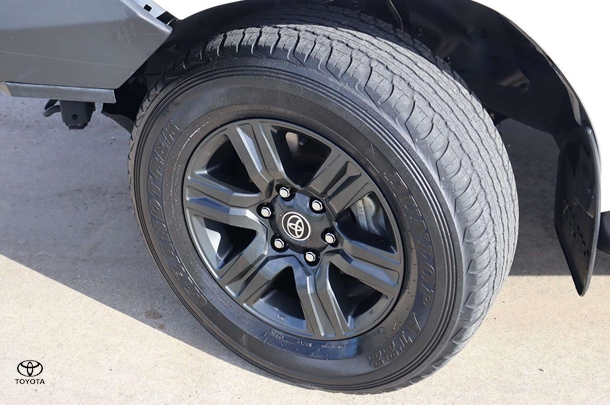 2023 Toyota Hilux 4x4 SR image 26