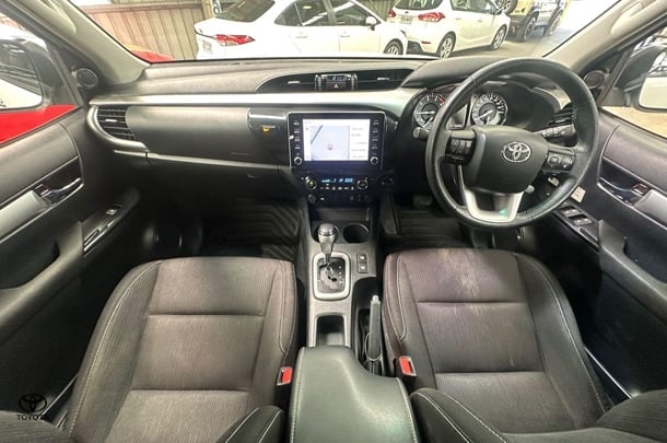 2021 Toyota Hilux SR5 image 10