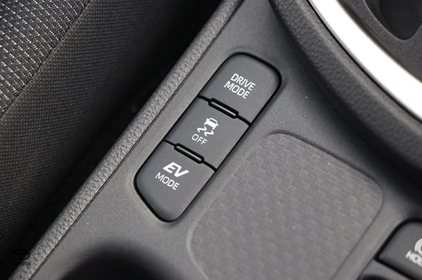 2025 Toyota Yaris Cross Hybrid GXL image 3