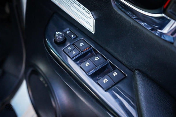 2021 Toyota Hilux 4x4 SR5 image 15