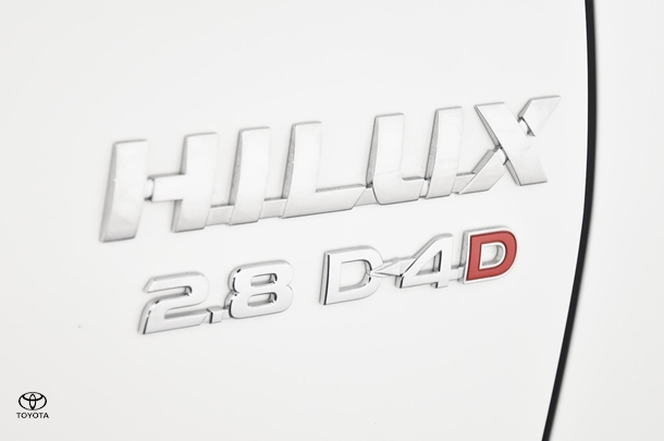 2024 Toyota Hilux 4x4 SR5 image 7