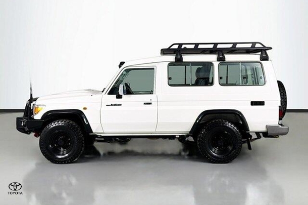 2021 Toyota LANDCRUISER MILITARY GXL image 5