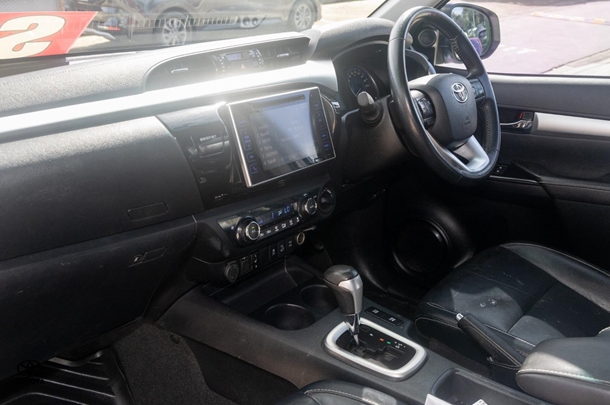 2019 Toyota HILUX SR5 image 8