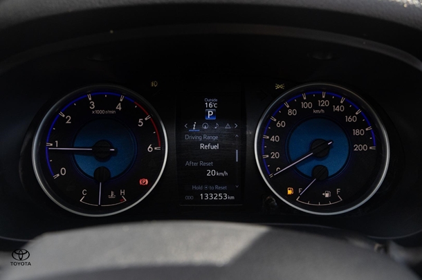 2019 Toyota HILUX SR5 image 13