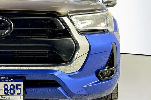 2021 Toyota Hilux SR5 image 3