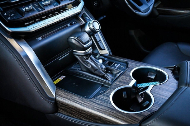 2024 Toyota Landcruiser VX image 24