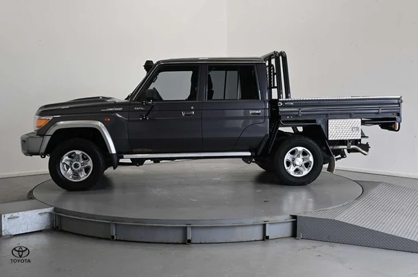 2021 Toyota LC Military GXL image 8