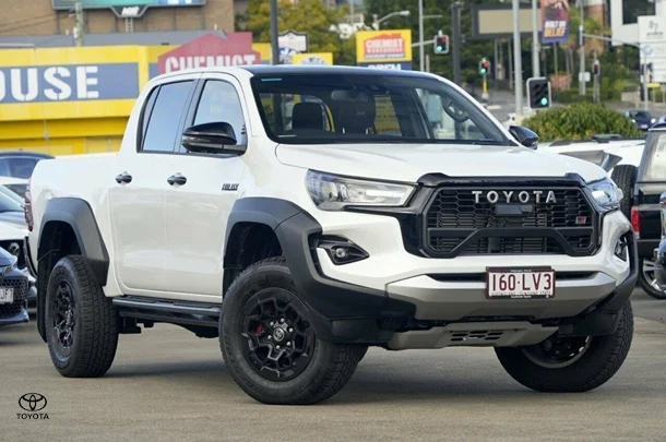 2024 Toyota Hilux 4x4 GR-S image 1