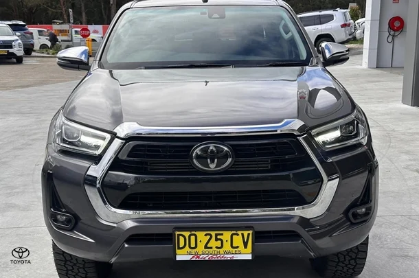 2020 Toyota HiLux 4x4 SR5 image 4