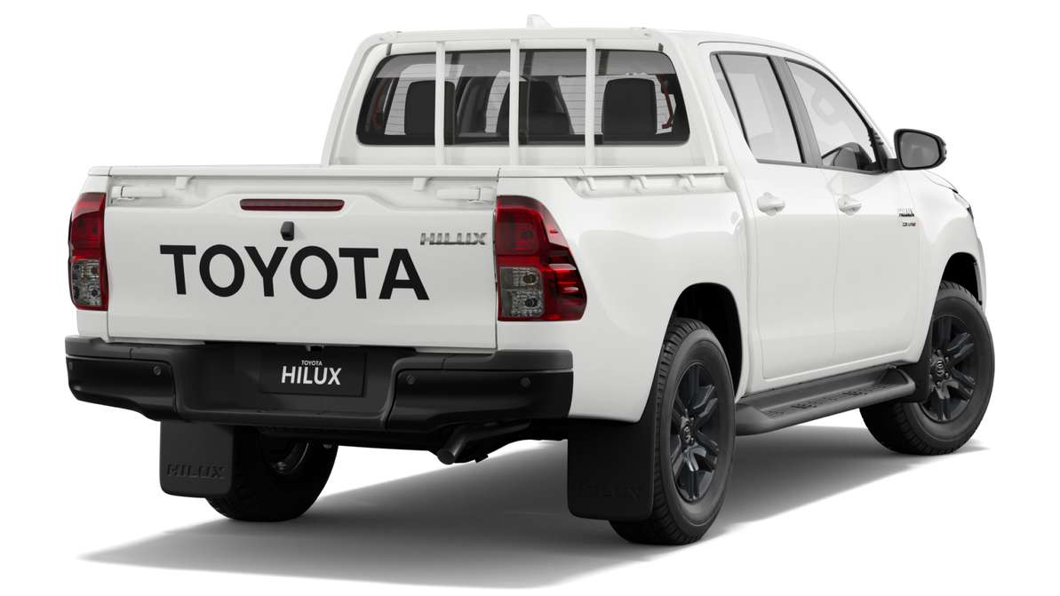 2025 Toyota Hilux 4x4 SR 48V Diesel Double-Cab Pick-Up image 3