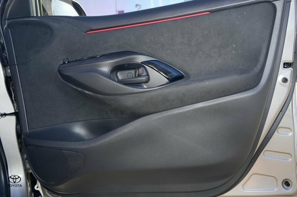 2022 Toyota Yaris Hybrid ZR image 22