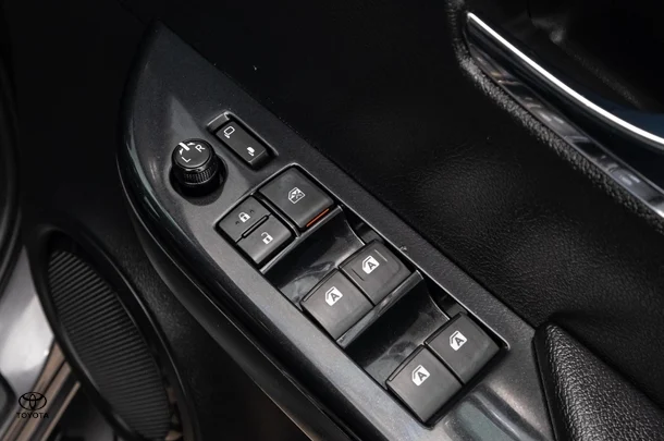 2023 Toyota Hilux 4x4 SR5 image 18