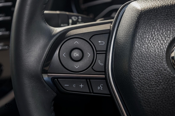 2018 Toyota CAMRY SL image 11