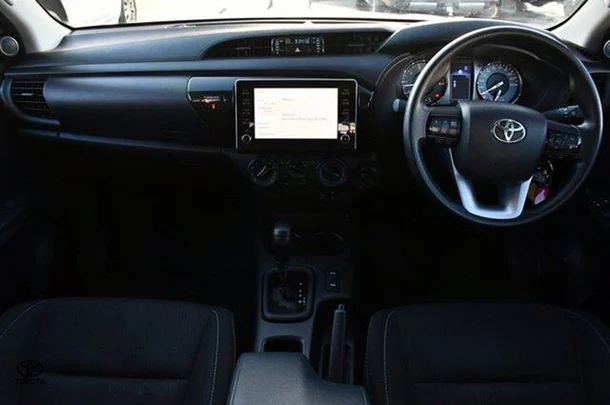 2023 Toyota Hilux SR image 4