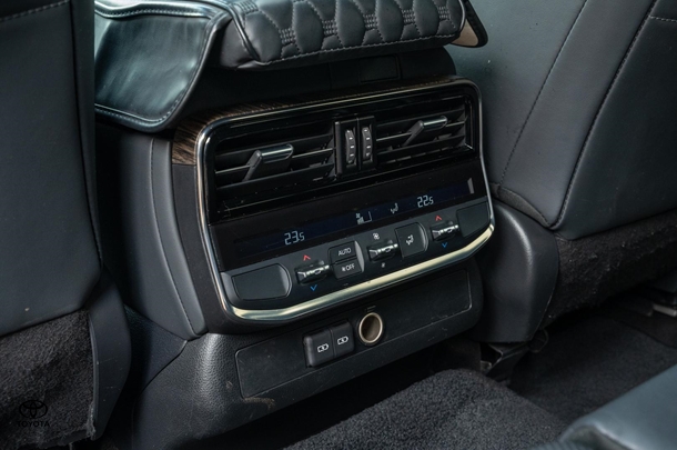 2023 TOYOTA Landcruiser VX image 24