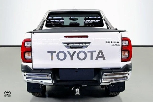 2023 Toyota Hilux SR5 image 7