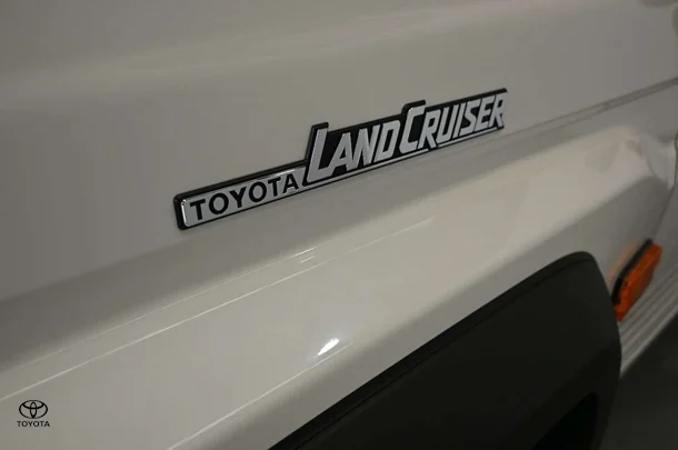 2025 Toyota LC Military GXL image 9