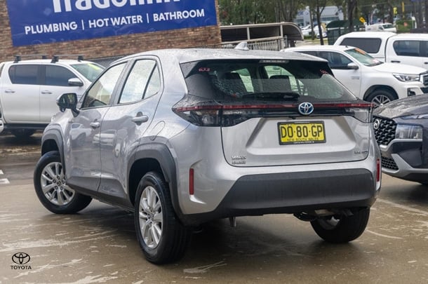 2023 Toyota Yaris Cross Hybrid GX image 2
