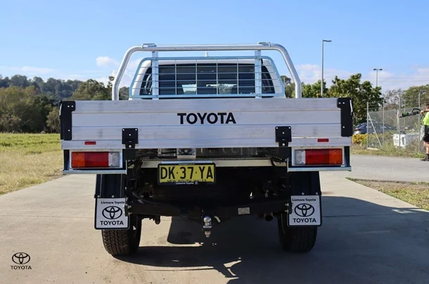 2024 Toyota Hilux 4x4 SR image 5