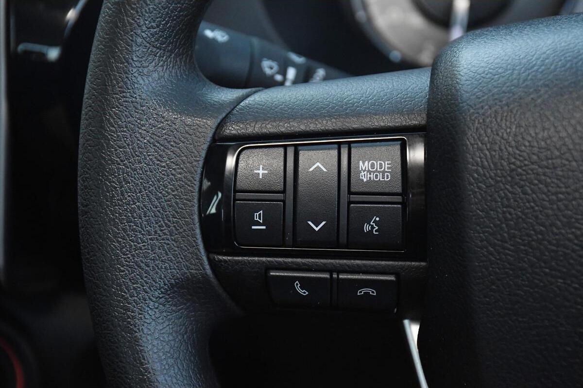 2025 Toyota Hilux SR Manual 4x4 Double Cab image 13