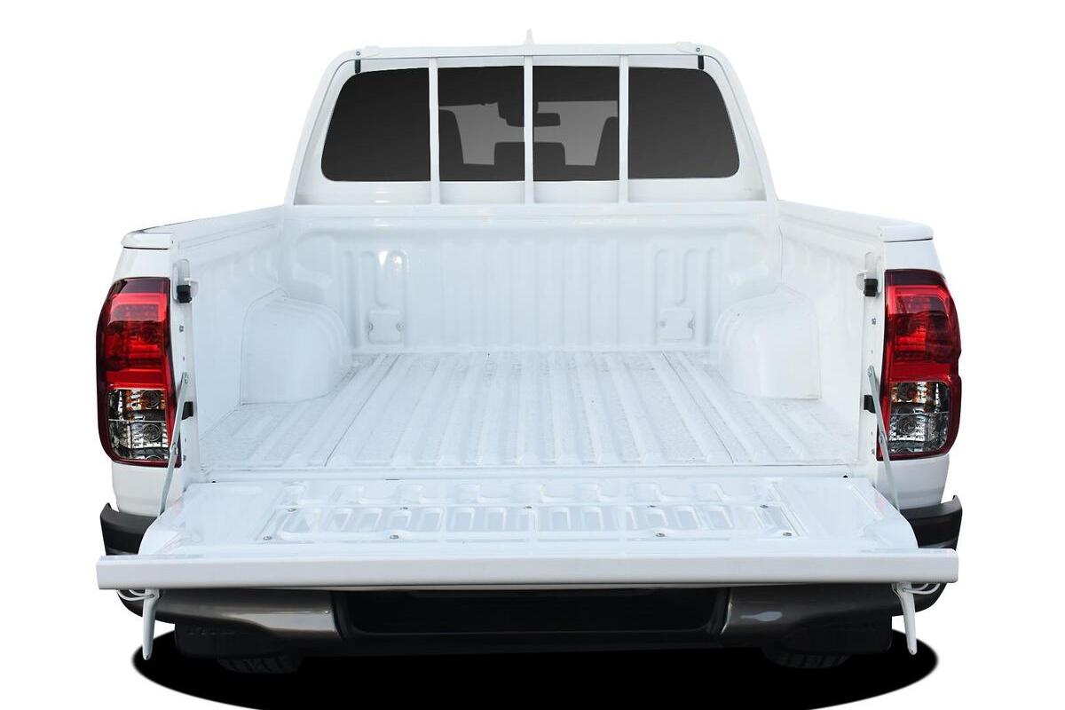 2025 Toyota Hilux SR Manual 4x4 Double Cab image 3