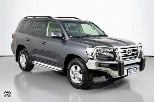 2017 Toyota LANDCRUISER GXL image 1