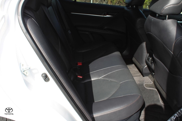 2019 Toyota Camry Hybrid SL image 15