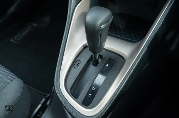 2023 TOYOTA Yaris Hybrid SX image 16