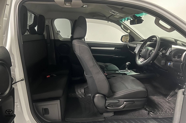 2023 Toyota Hilux SR5 image 11