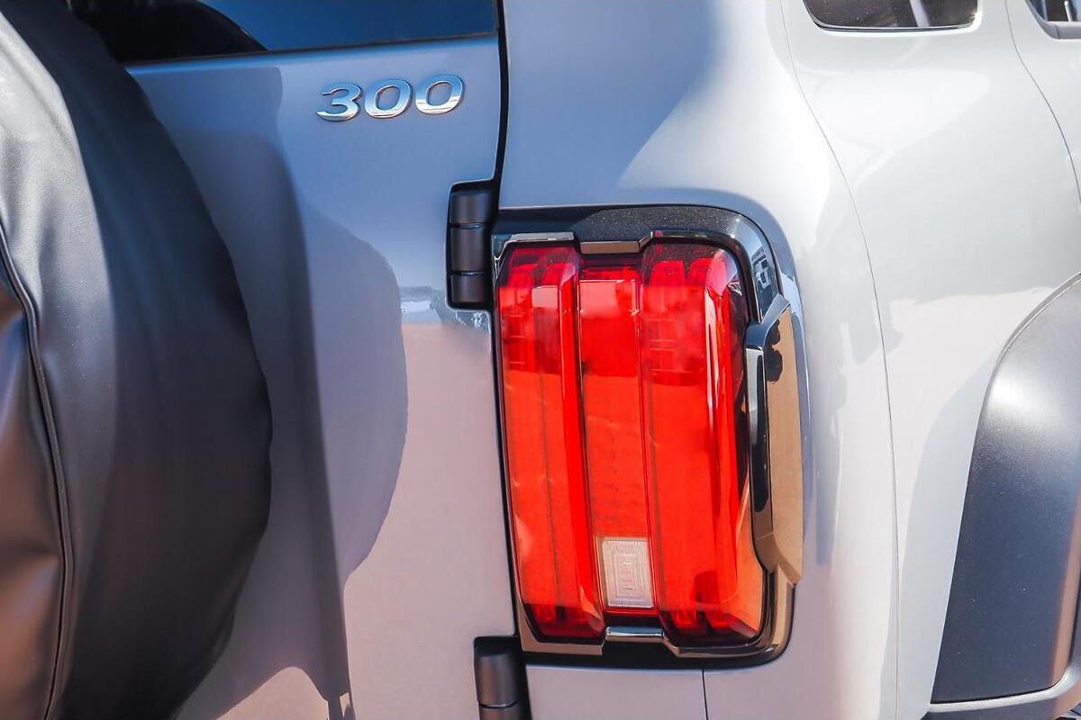 2025 GWM Tank 300 Lux Hybrid Auto 4x4 image 19