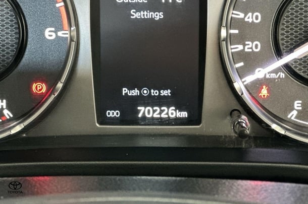 2022 Toyota Hilux SR image 18