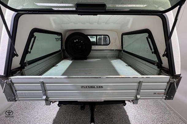 2022 Toyota Hilux SR image 9