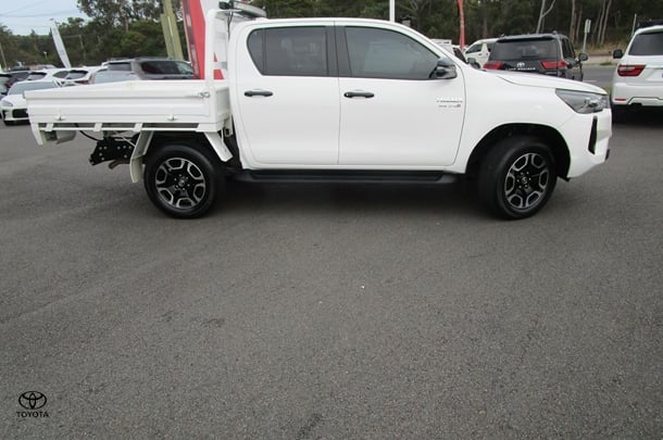 2024 Toyota Hilux SR5 image 2