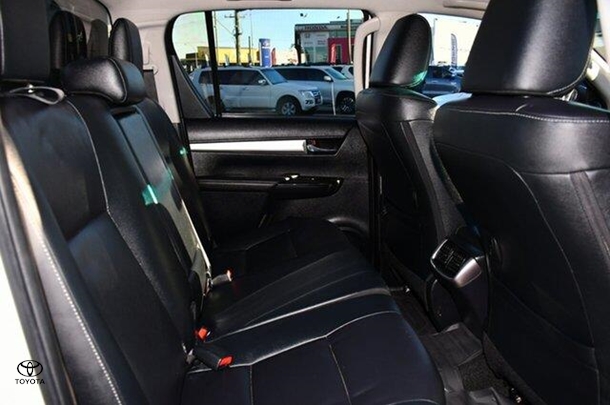 2018 Toyota Hilux SR5 image 8
