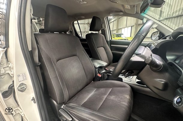 2021 Toyota Hilux SR5 image 13