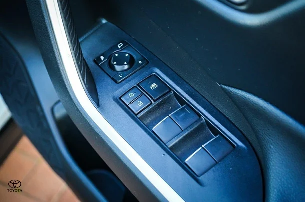 2020 Toyota RAV4 GXL image 12