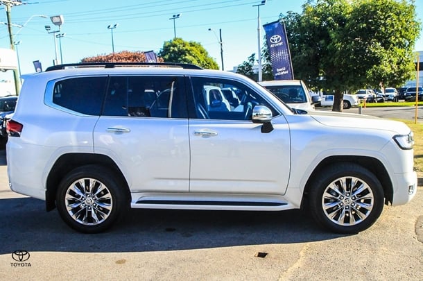 2022 Toyota Landcruiser Sahara ZX image 3