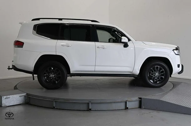 2022 Toyota Landcruiser VX image 4