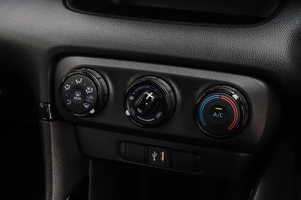 2022 Toyota Yaris Ascent Sport image 16