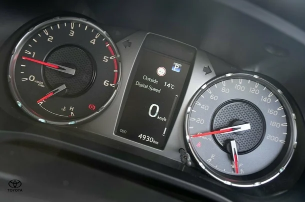 2024 Toyota Hilux 4x4 GR-S image 11