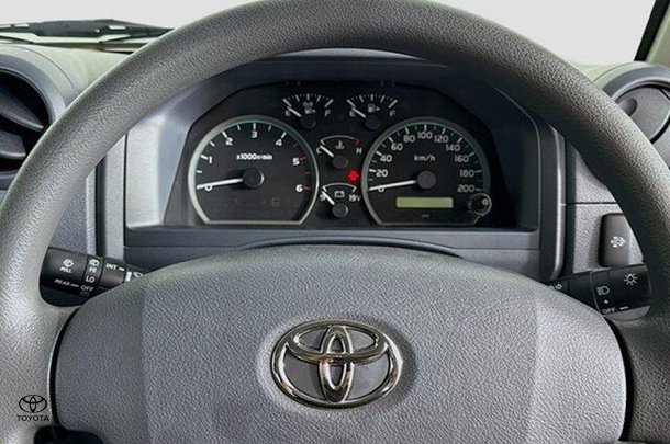 2021 Toyota LANDCRUISER MILITARY GXL image 12