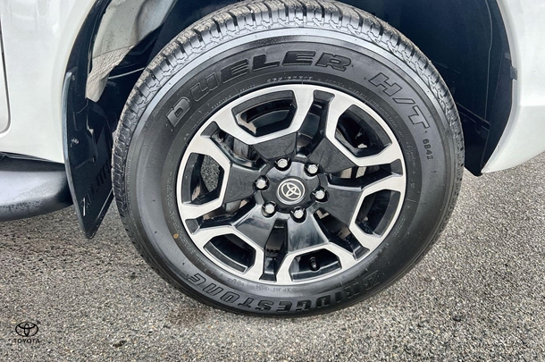 2020 Toyota Hilux SR5 image 9
