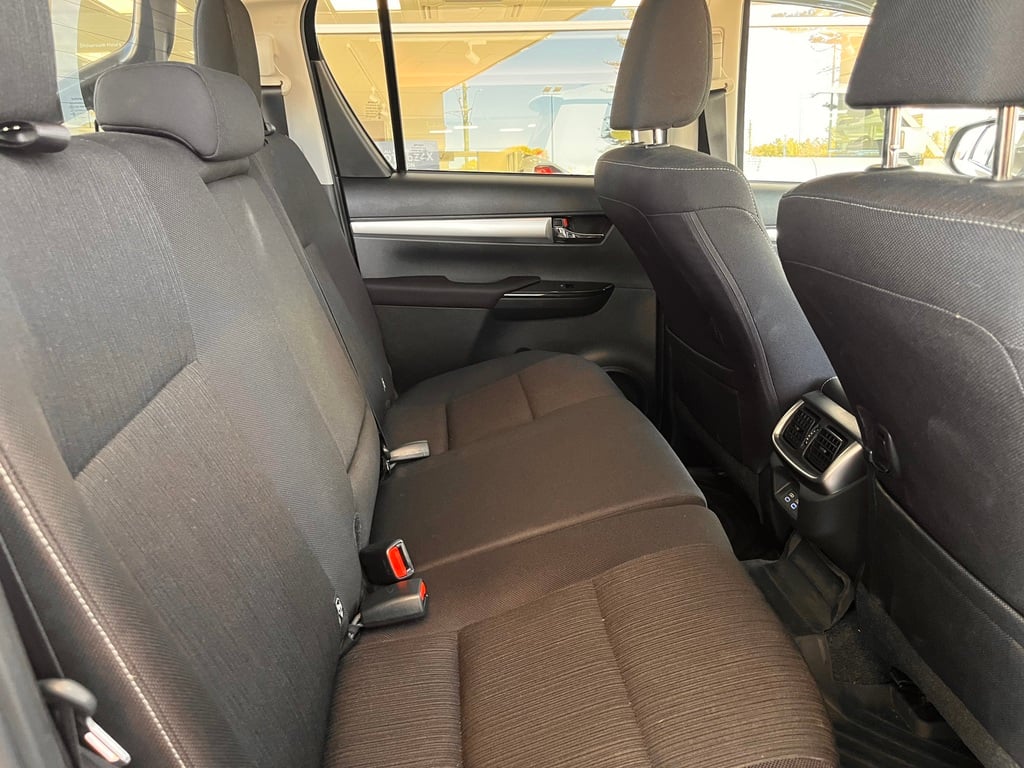 2024 Toyota Hilux SR5 image 10