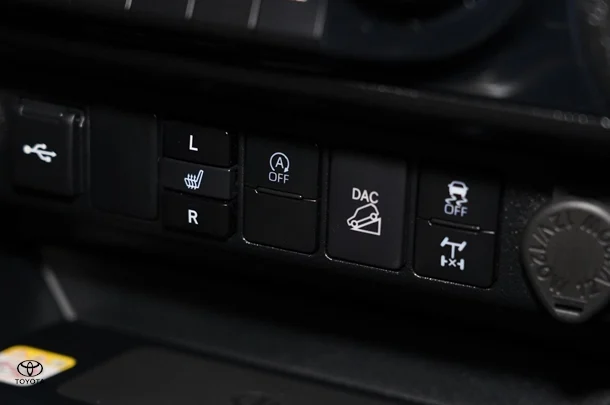 2024 Toyota Hilux 4x4 SR5 image 13