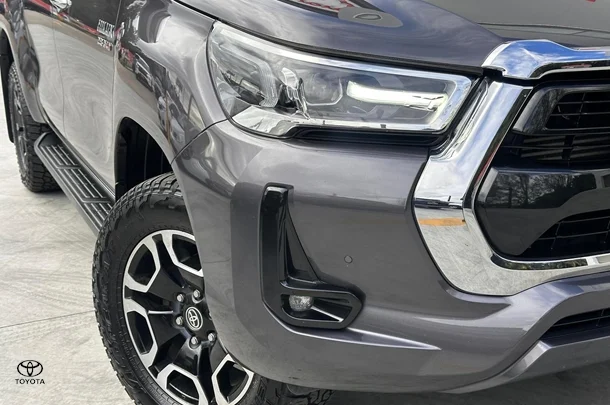 2020 Toyota HiLux 4x4 SR5 image 3