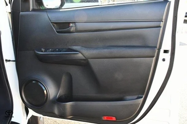 2023 Toyota Hilux SR image 3