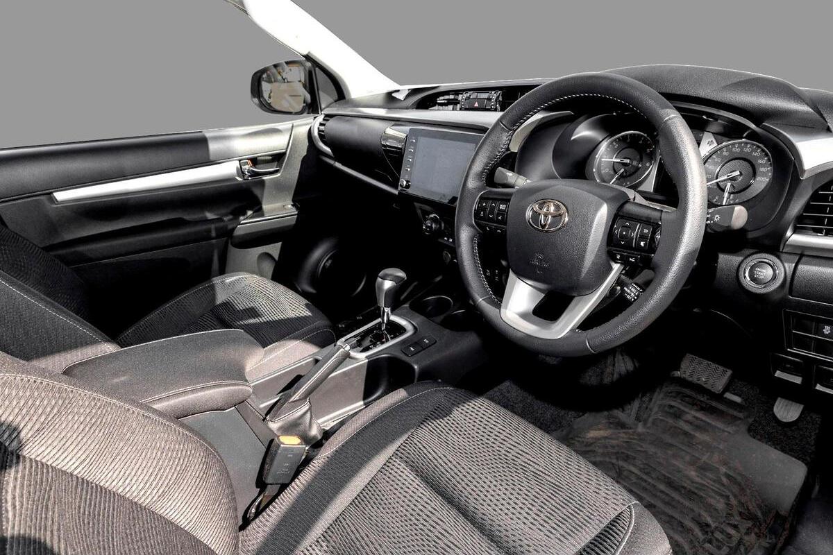 2024 Toyota Hilux SR5 Auto 4x4 image 3