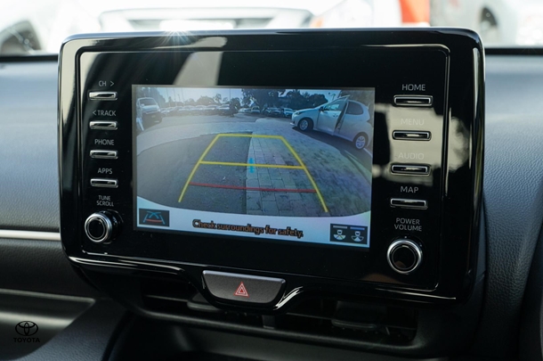 2021 TOYOTA Yaris Hybrid SX image 13